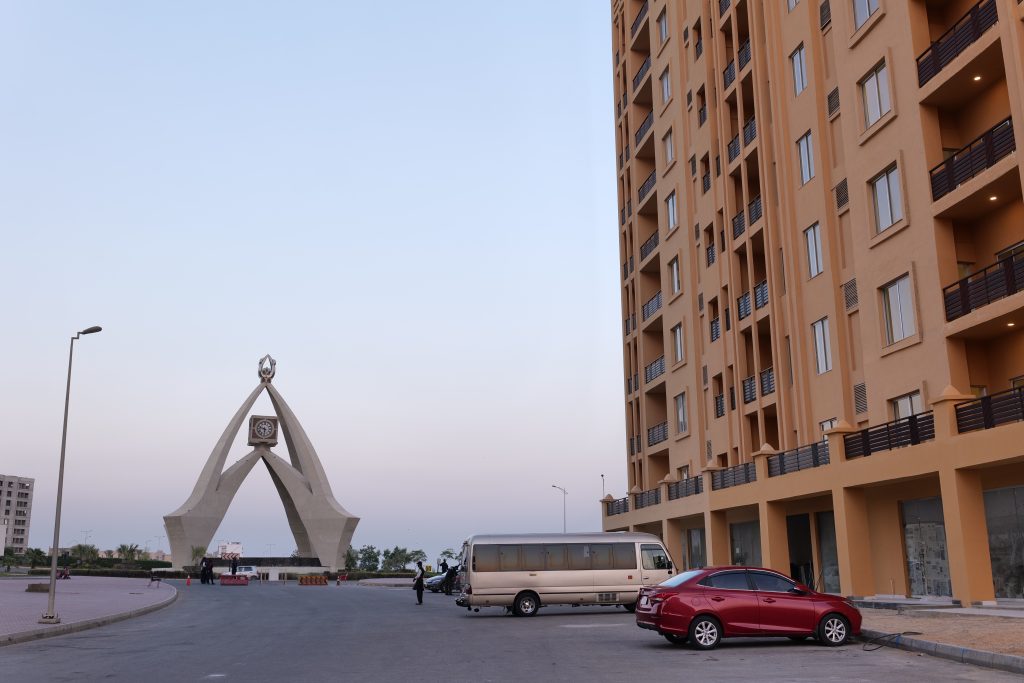 why apartment living is increasing in karachi,